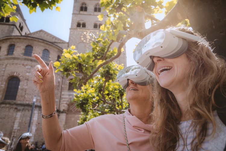 Frauen mit VR-Brille vor dem Trierer Dom - VR-Stadtrundgang Treverer Code - © Treverer Code, amatik und TTM