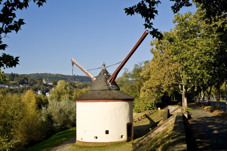 Blick auf den alten Krahnen am Moselufer  - © Trier Tourismus und Marketing GmbH